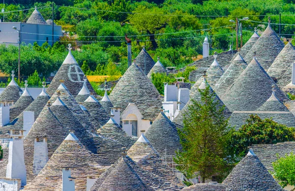 Alberobello, İtalya 'daki geleneksel Trulli evlerinin çatıları