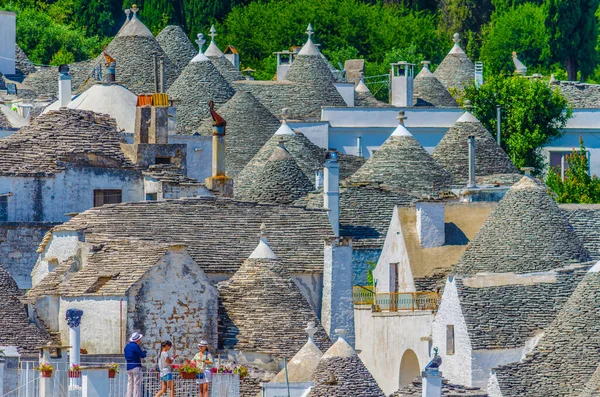 Alberobello, İtalya 'daki geleneksel Trulli evlerinin çatıları