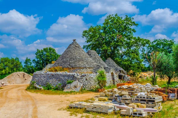 Tradiční Bílé Trulli Domy Obklopené Vinicemi Alberobello Puglia Itálie — Stock fotografie