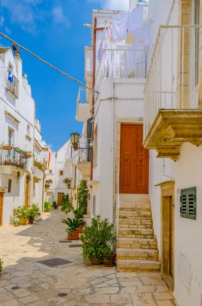 İtalyan şehri Locorotond 'da beyaz dar bir sokak manzarası