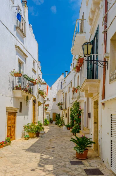 İtalyan şehri Locorotond 'da beyaz dar bir sokak manzarası