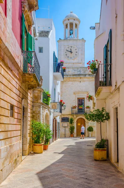 İtalyan şehri Locorotond 'da beyaz dar bir sokak manzarası