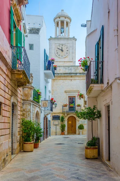 İtalyan şehri Locorotond 'da beyaz dar bir sokak manzarası