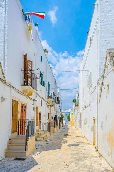 İtalyan şehri Locorotond 'da beyaz dar bir sokak manzarası
