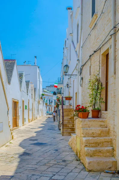 İtalyan şehri Locorotond 'da beyaz dar bir sokak manzarası