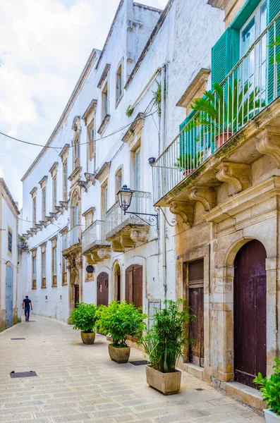 Vue Une Rue Étroite Blanche Dans Ville Italienne Martina Franc — Photo