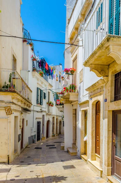 İtalyan şehrinde beyaz dar bir sokak manzarası Martina Franc