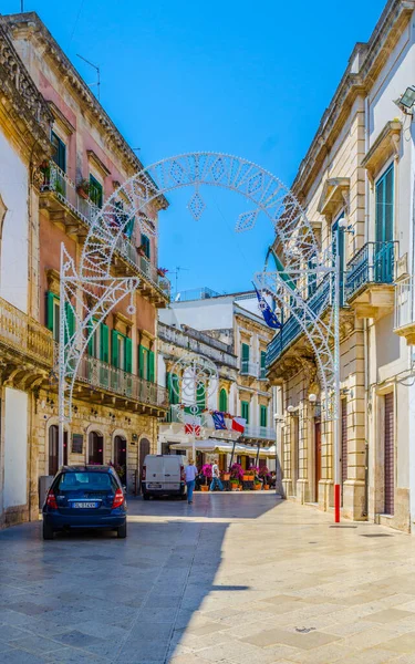 İtalyan şehrinde beyaz dar bir sokak manzarası Martina Franc