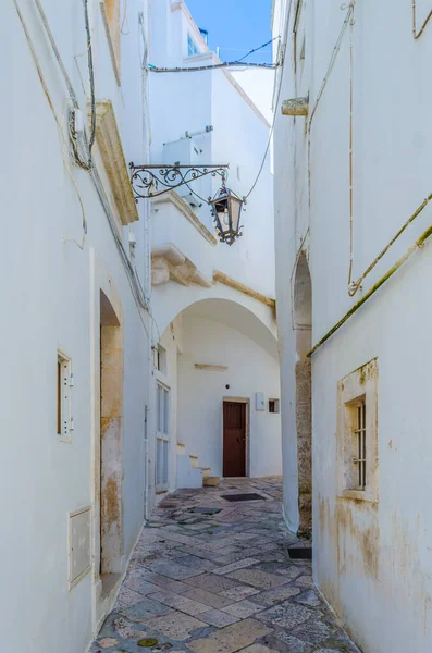 İtalyan şehrinde beyaz dar bir sokak manzarası Martina Franc