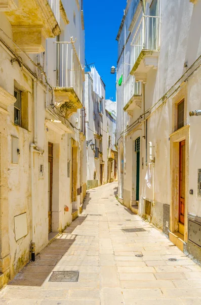 İtalyan şehrinde beyaz dar bir sokak manzarası Martina Franc