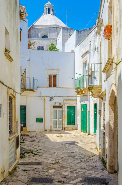 İtalyan şehrinde beyaz dar bir sokak manzarası Martina Franc