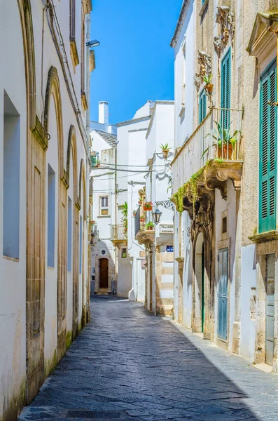 İtalyan şehrinde beyaz dar bir sokak manzarası Martina Franc