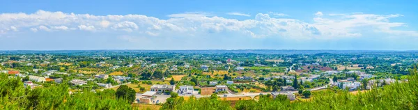 İtalya 'daki Cisternino köyünden Puglia kırsalının manzarası