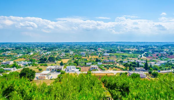 İtalya 'daki Cisternino köyünden Puglia kırsalının manzarası