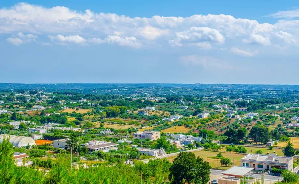 İtalya 'daki Cisternino köyünden Puglia kırsalının manzarası