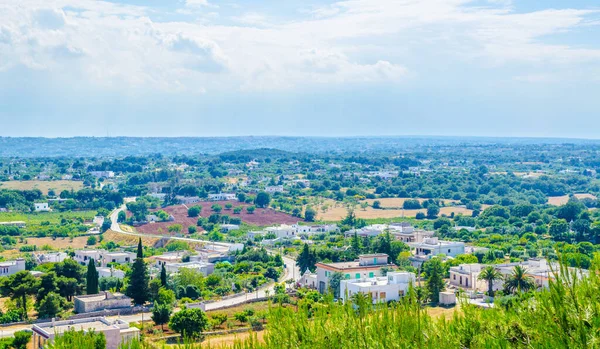 İtalya 'daki Cisternino köyünden Puglia kırsalının manzarası