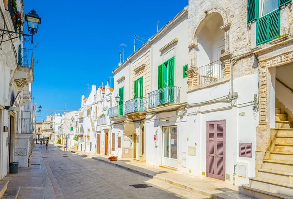 Vista Una Calle Blanca Estrecha Ciudad Italiana Cisternin — Foto de Stock