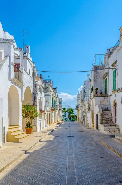 İtalyan şehrinde beyaz dar bir caddenin manzarası