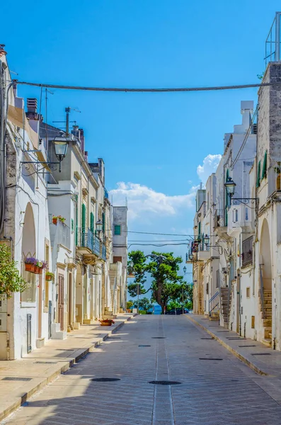 Vista Una Calle Blanca Estrecha Ciudad Italiana Cisternin — Foto de Stock