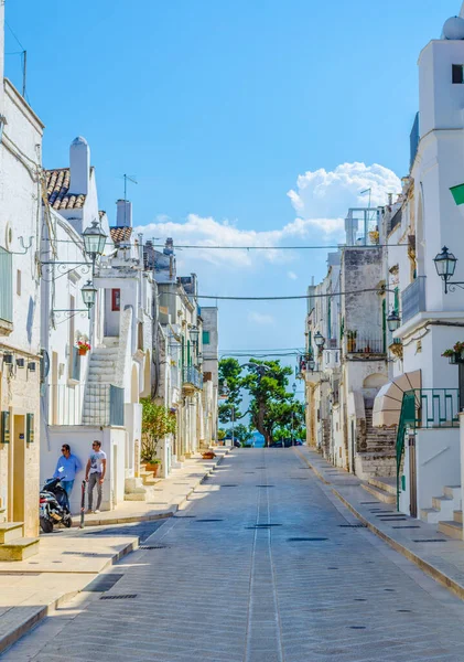 İtalyan şehrinde beyaz dar bir caddenin manzarası