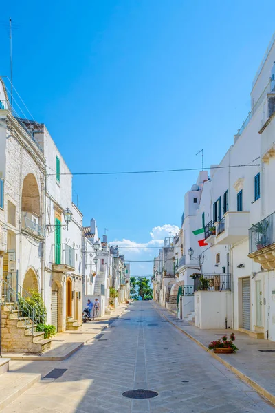 İtalyan şehrinde beyaz dar bir caddenin manzarası