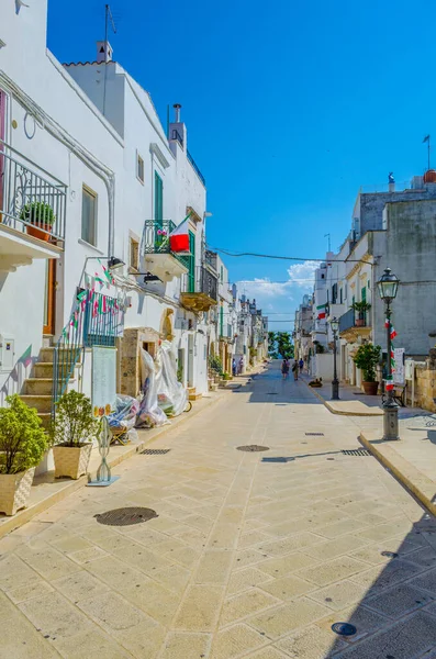 İtalyan şehrinde beyaz dar bir caddenin manzarası