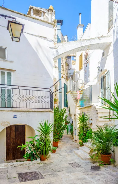 İtalyan şehrinde beyaz dar bir caddenin manzarası