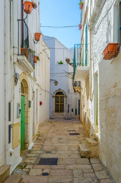 İtalyan şehrinde beyaz dar bir caddenin manzarası