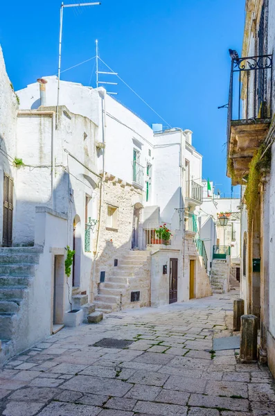 Zicht Een Witte Smalle Straat Italiaanse Stad Cisternin — Stockfoto