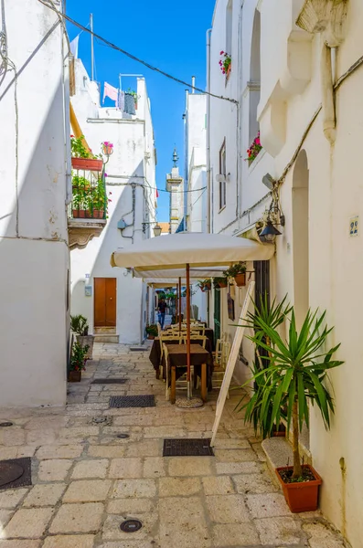 İtalyan şehrinde beyaz dar bir caddenin manzarası