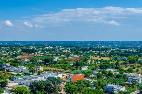 İtalya 'daki Cisternino köyünden Puglia kırsalının manzarası