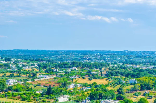 İtalya 'daki Cisternino köyünden Puglia kırsalının manzarası