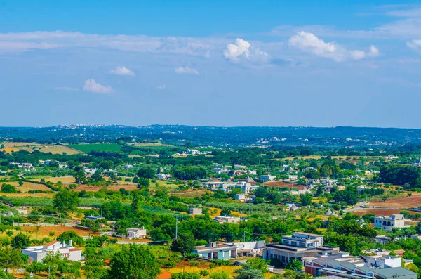 İtalya 'daki Cisternino köyünden Puglia kırsalının manzarası