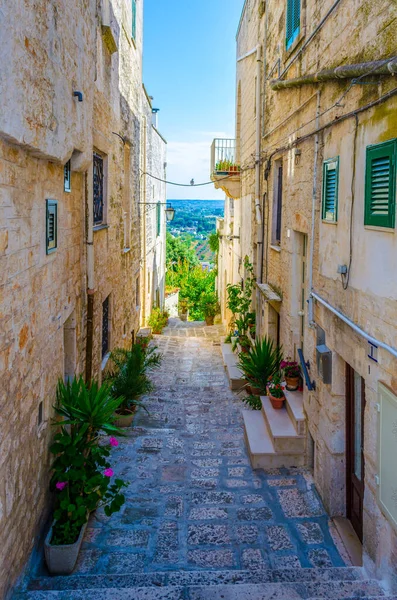 İtalyan şehri Ostun 'da beyaz dar bir sokak manzarası