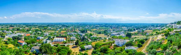 İtalya 'daki Cisternino köyünden Puglia kırsalının manzarası