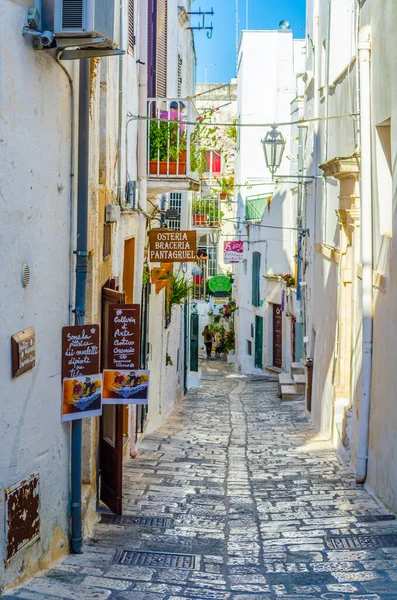 OSTUNI, ITALY, 21 Haziran 2014: İnsanlar İtalyan kenti Ostuni 'de güneşli bir günün tadını çıkarıyorlar...
