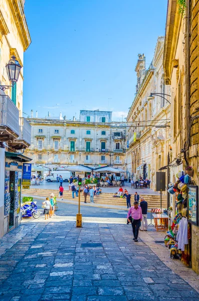 OSTUNI, ITALY, 21 Haziran 2014: İnsanlar İtalyan kenti Ostuni 'de güneşli bir günün tadını çıkarıyorlar...