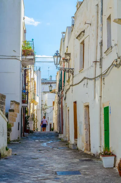 Vista Una Calle Blanca Estrecha Ciudad Italiana Ostún — Foto de Stock