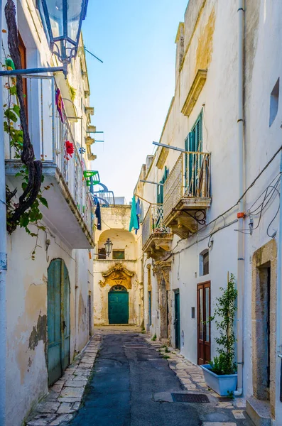 İtalyan şehri Ostun 'da beyaz dar bir sokak manzarası