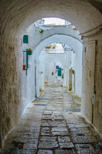 İtalyan şehri Ostun 'da beyaz dar bir sokak manzarası