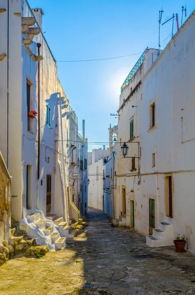 İtalyan şehri Ostun 'da beyaz dar bir sokak manzarası