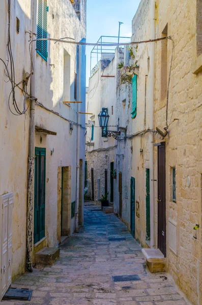 İtalyan şehri Ostun 'da beyaz dar bir sokak manzarası