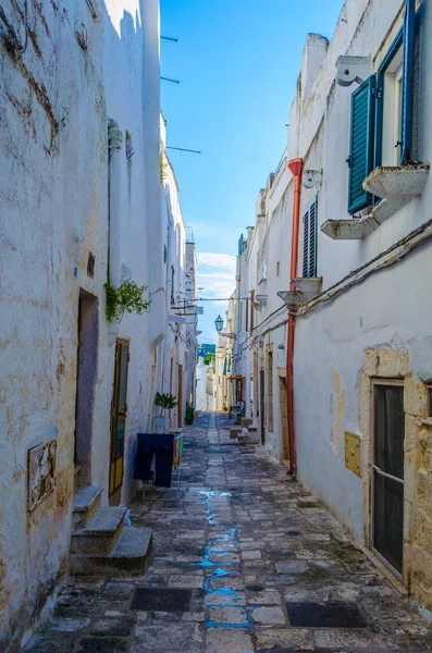 İtalyan şehri Ostun 'da beyaz dar bir sokak manzarası