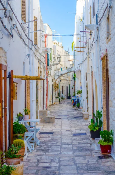 İtalyan şehri Ostun 'da beyaz dar bir sokak manzarası