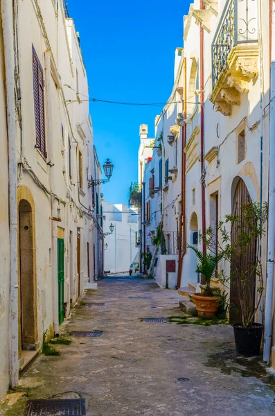 İtalyan şehri Ostun 'da beyaz dar bir sokak manzarası