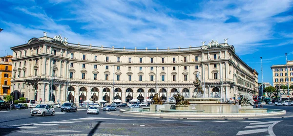 İtalya 'nın başkenti Roma' daki Piazza della repubblica 'nın manzarası