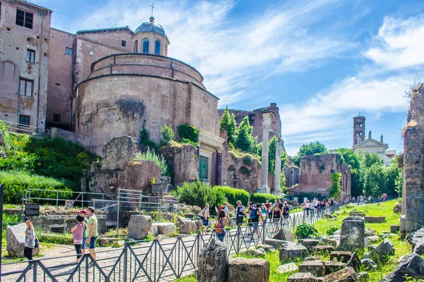 Her yıl binlerce turist antik çağlarda şehir merkezi olan İtalya 'nın başkenti Roma' daki forum harabelerinde gezinir..