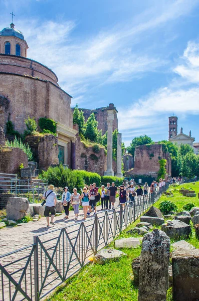 Varje Tusentals Turister Promenera Genom Ruiner Forum Romanum Italiensk Huvudstad — Stockfoto