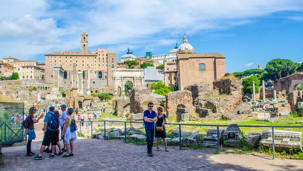 Her yıl binlerce turist antik çağlarda şehir merkezi olan İtalya 'nın başkenti Roma' daki forum harabelerinde gezinir..