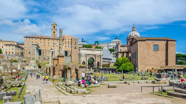 Her yıl binlerce turist antik çağlarda şehir merkezi olan İtalya 'nın başkenti Roma' daki forum harabelerinde gezinir..